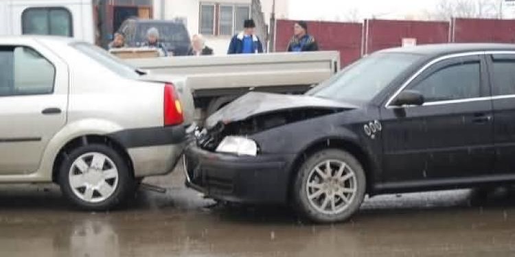 Grup infracțional care provoacă tamponări și apoi îi tapează de bani pe șoferii implicați