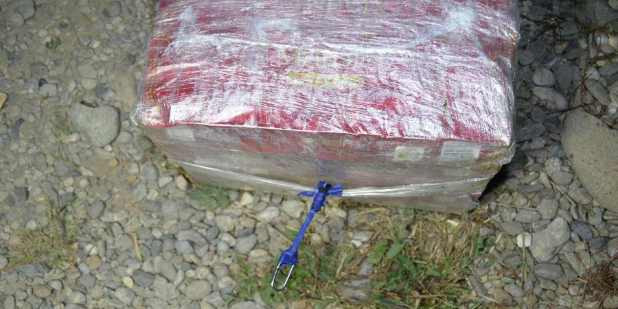 Contrabandă cu drona de la miezul nopții