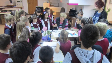 La Biblioteca Județeană, elevii de la „Iorga” au învățat cum se recondiționează cărțile