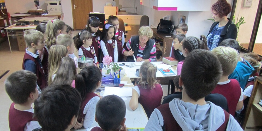 La Biblioteca Județeană, elevii de la „Iorga” au învățat cum se recondiționează cărțile