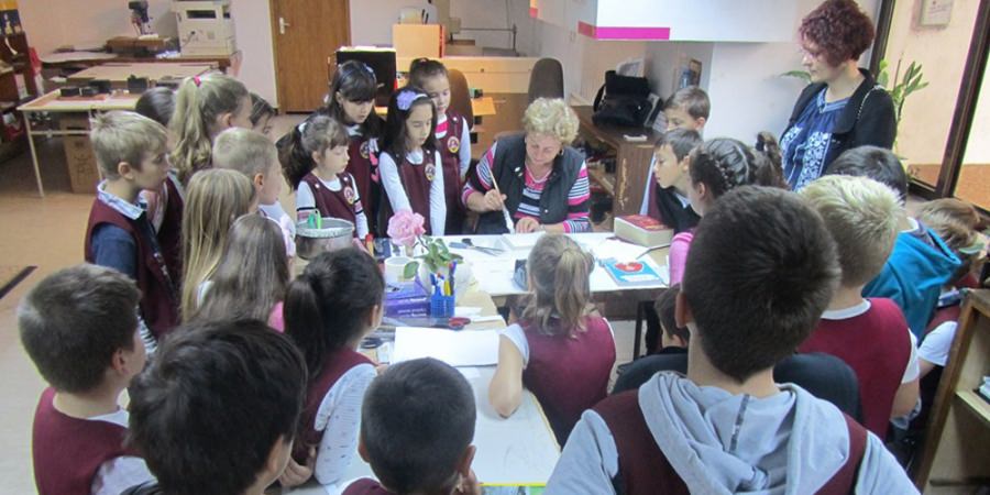 La Biblioteca Județeană, elevii de la „Iorga” au învățat cum se recondiționează cărțile