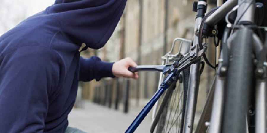 Reținut pentru 24 de ore după ce a furat mai multe biciclete din scări de bloc