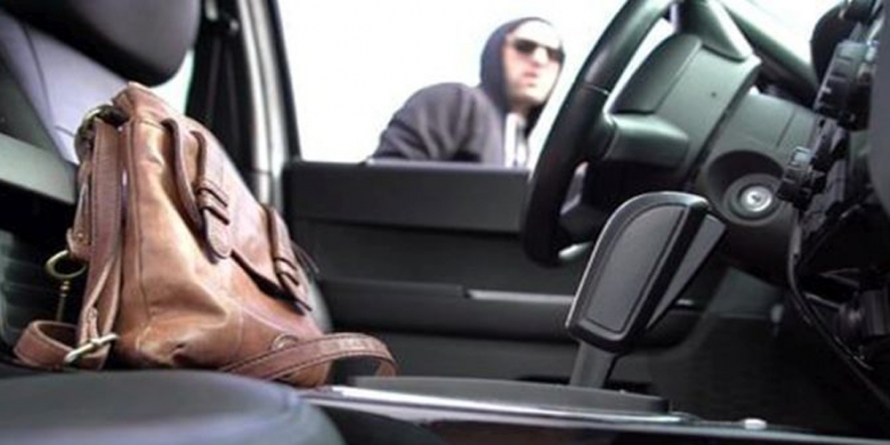 Bani de-o mașină, furați dintr-un… autoturism