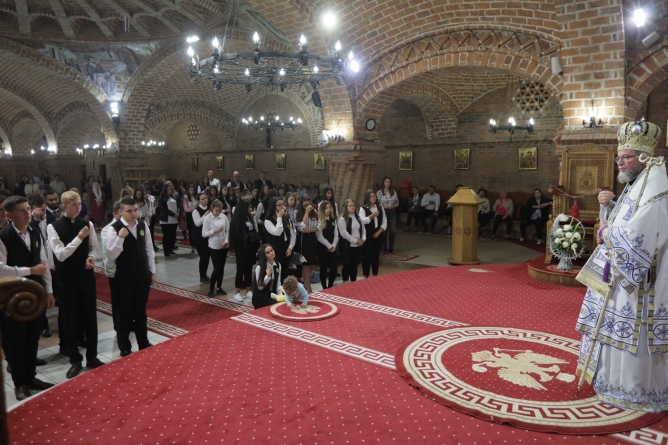 ”Trebuie să fiţi lumină şi pildă”, le-a spus Episcopul Iustin elevilor seminariști la deschiderea noului an școlar (GALERIE FOTO)
