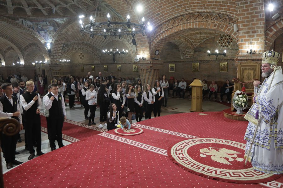 ”Trebuie să fiţi lumină şi pildă”, le-a spus Episcopul Iustin elevilor seminariști la deschiderea noului an școlar (GALERIE FOTO)