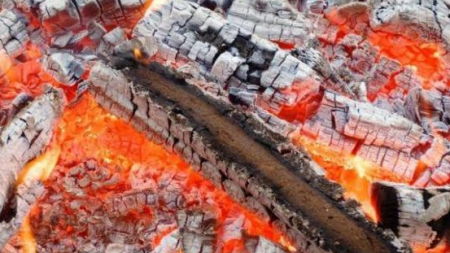 Polițiști puși pe jar de un bărbat mort cu capul pe jar