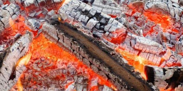 Polițiști puși pe jar de un bărbat mort cu capul pe jar