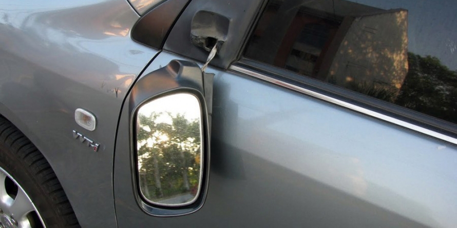 S-a ales cu dosar penal și cu internare, după ce a distrus oglinzile retrovizoare ale unor mașini  