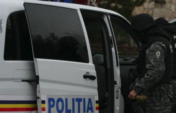 3.000 de euro falși găsiți în ultimele două săptămâni. S-au ridicat și trei arme de foc