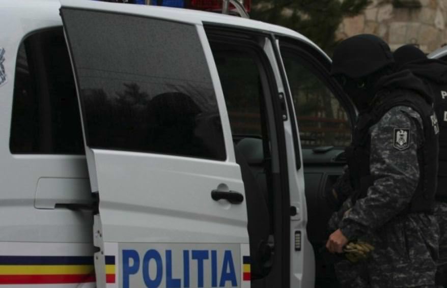 3.000 de euro falși găsiți în ultimele două săptămâni. S-au ridicat și trei arme de foc