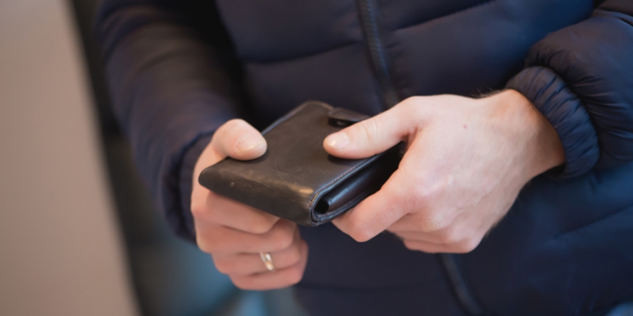 A ajuns în atenția poliției după ce și-a însușit un portofel pierdut