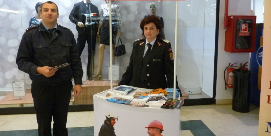 Patru echipe de pompieri intervin la supermarket-urile din Baia Mare