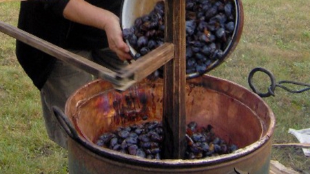 Copiii sunt așteptați la Muzeul Satului pentru a vedea cum se prepară silvoița