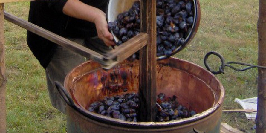 Copiii sunt așteptați la Muzeul Satului pentru a vedea cum se prepară silvoița