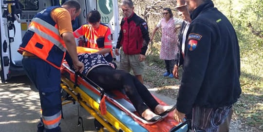 Colaborare între salvamontiști și cei de pe ambulanță pentru salvarea unei femei cu probleme la coloană