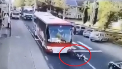 Întâlnire inegală la trecerea de pietoni: autobuz versus bicicletă