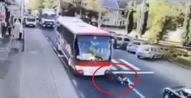 Întâlnire inegală la trecerea de pietoni: autobuz versus bicicletă