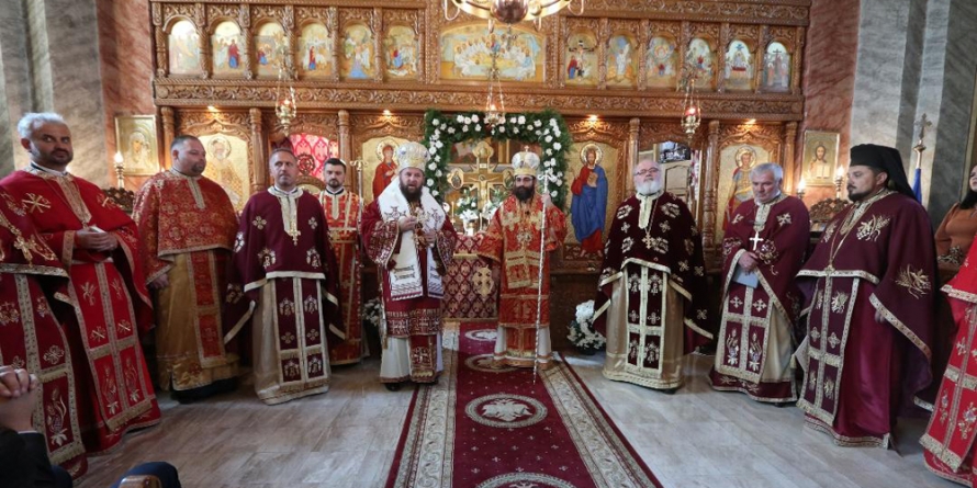 Liturghie cu doi Preasfințiți Părinți Timotei