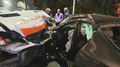 Accidentat de două ori într-o noapte: întâi a căzut cu mașina de pe un pod, apoi a fost rău tamponată ambulanța care îl transporta