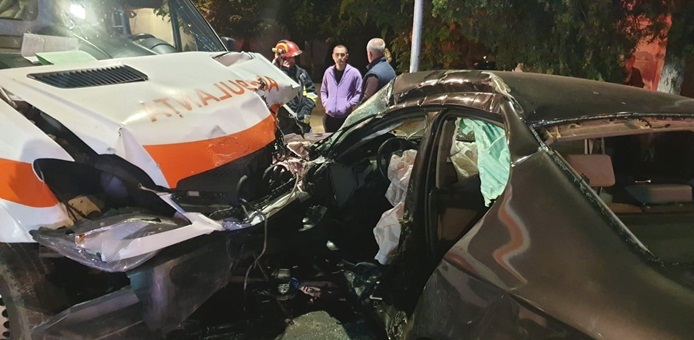 Accidentat de două ori într-o noapte: întâi a căzut cu mașina de pe un pod, apoi a fost rău tamponată ambulanța care îl transporta