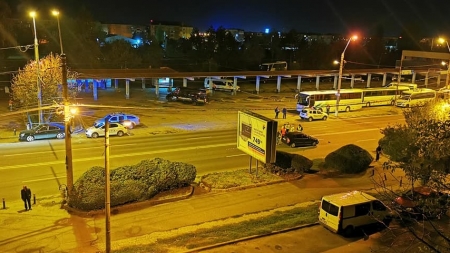 Mergea cu trotineta electrică pe trecerea de pietoni, când a fost lovit de o mașină