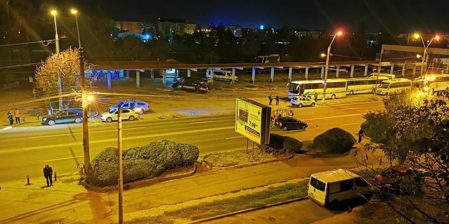 Mergea cu trotineta electrică pe trecerea de pietoni, când a fost lovit de o mașină