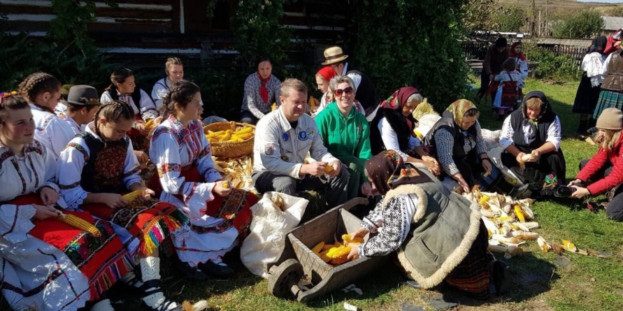 Piloții baloanelor cu aer cald au participat la Rogoz la o clacă de deșfăcat porumb (GALERIE FOTO)