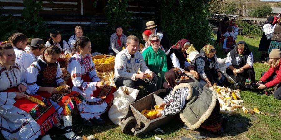 Piloții baloanelor cu aer cald au participat la Rogoz la o clacă de deșfăcat porumb (GALERIE FOTO)