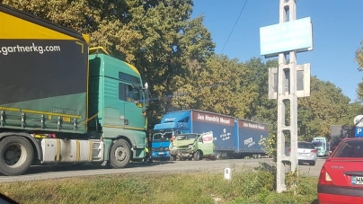 Octombrie începe din prima zi cu accident rutier (GALERIE FOTO)