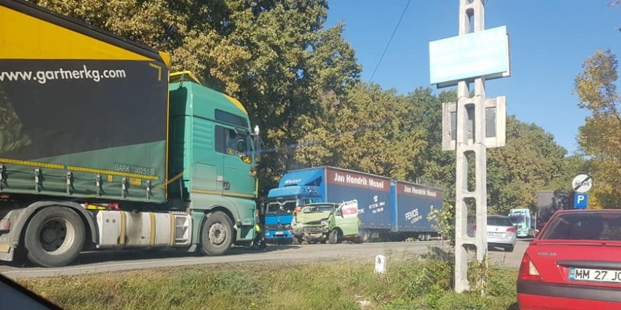 Octombrie începe din prima zi cu accident rutier (GALERIE FOTO)