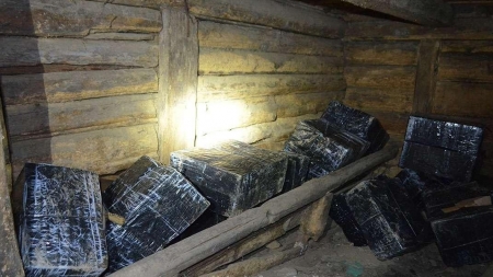 Mii de pachete cu ţigări de contrabandă au fost ”anexate” dintr-o anexă din Valea Chioarului