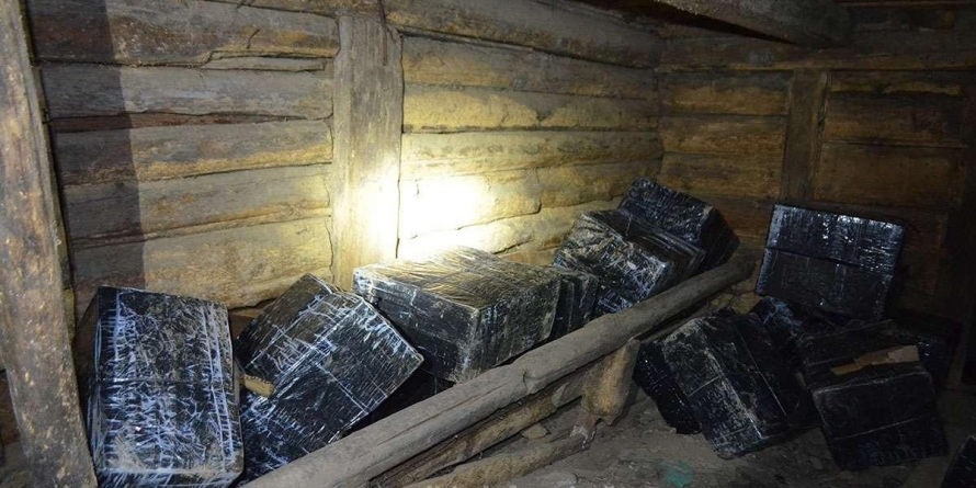 Mii de pachete cu ţigări de contrabandă au fost ”anexate” dintr-o anexă din Valea Chioarului