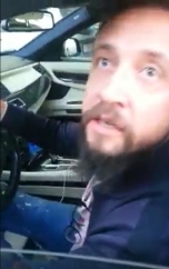 Șofer mangă de beat, blocat de cetățeni care s-au proptit în fața mașinii pe care o conducea