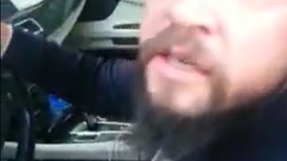 Șofer mangă de beat, blocat de cetățeni care s-au proptit în fața mașinii pe care o conducea