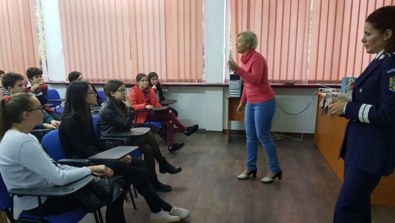 Polițiști la discuții cu elevii în campania #SupradozaDeSiguranţă