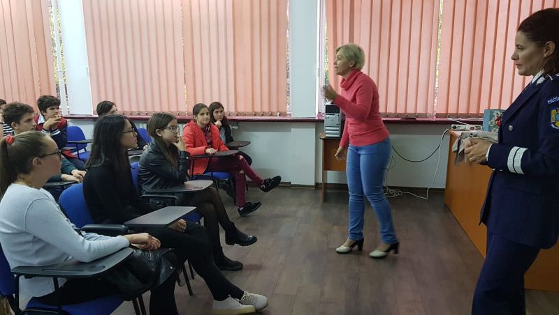 Polițiști la discuții cu elevii în campania #SupradozaDeSiguranţă