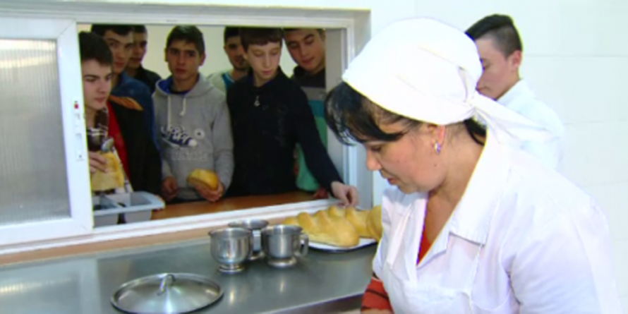 Produse expirate vândute în chioșcurile din școli