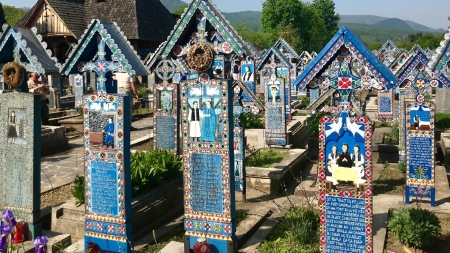Presa italiană promovează Cimitirul Vesel din Săpânța, ca pe o irezistibilă atracție turistică de sorginte dacică