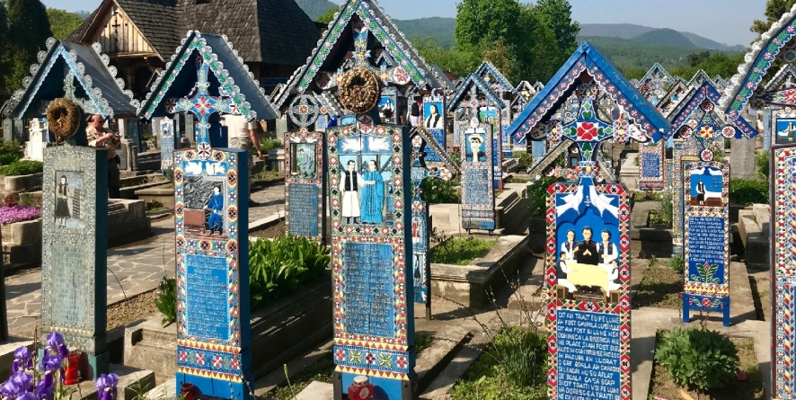 Presa italiană promovează Cimitirul Vesel din Săpânța, ca pe o irezistibilă atracție turistică de sorginte dacică