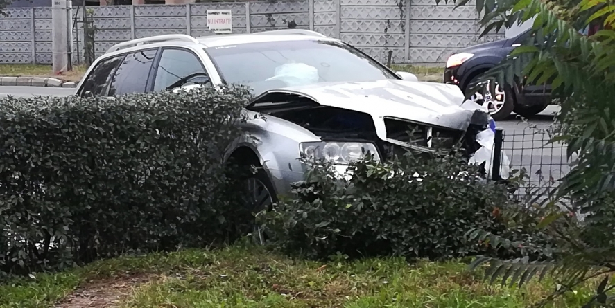 A dat cu mașina-n gard (GALERIE FOTO)