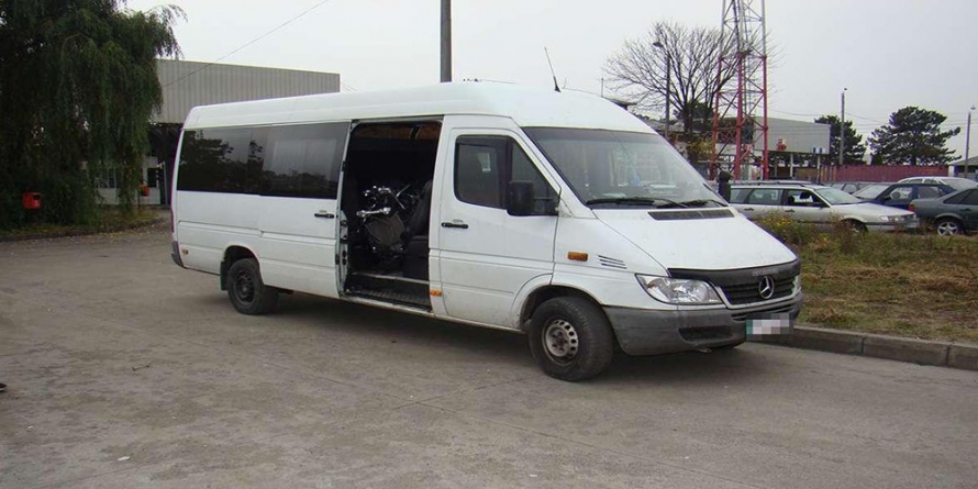 La graniță, recuperări de vehicule scumpe și cam furate: un Ford Tranzit din 2019 și o motocicletă BMV dezmembrată, aflată într-un Mercedes