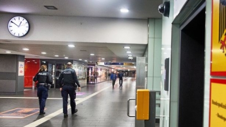 Arestat după ce s-a pus în fața trenului spre a-l împiedica să plece fiindcă soția sa nu ajunsese încă