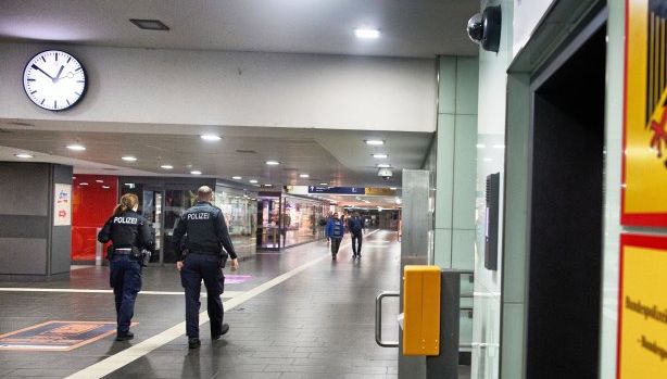 Arestat după ce s-a pus în fața trenului spre a-l împiedica să plece fiindcă soția sa nu ajunsese încă