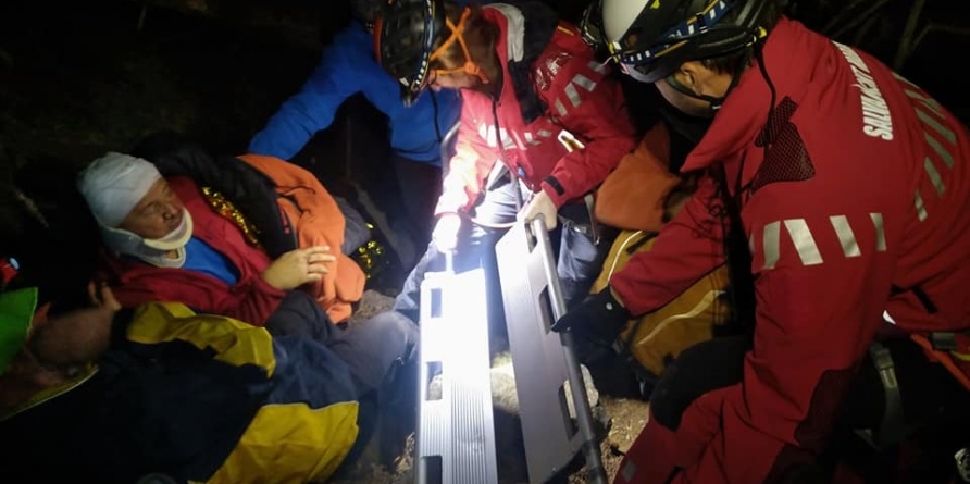 Cinci ore pentru a salva un turist căzut într-o râpă cu acces dificil