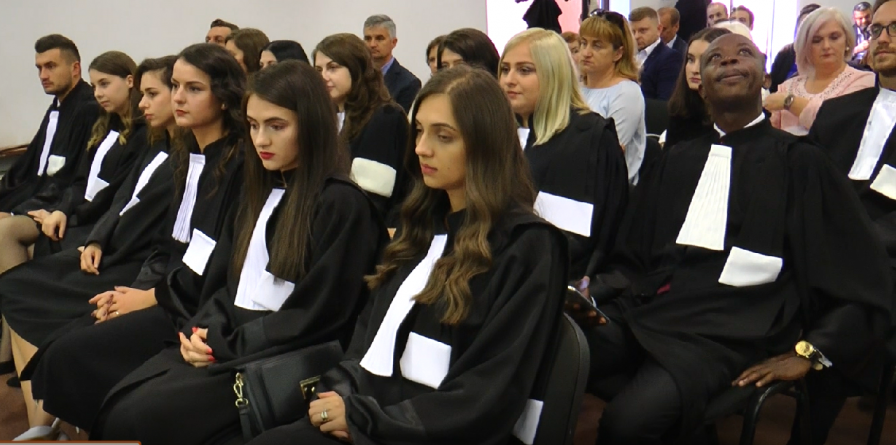 Record în istoria Baroului Maramureș: 17 stagiari au depus deodată jurământul pentru intrarea în profesia de avocat