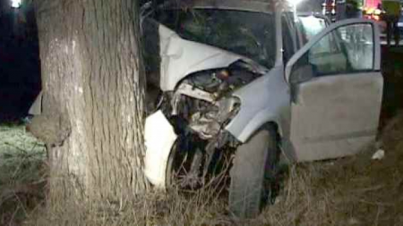 Tânăr maramureșean rănit după ce s-a izbit cu autoturismul de un copac