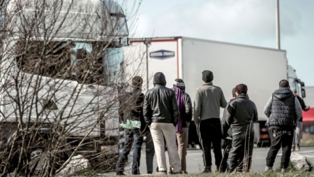 Români arestați fiindcă transportau migranți – între care și copii – într-un camion frigorific