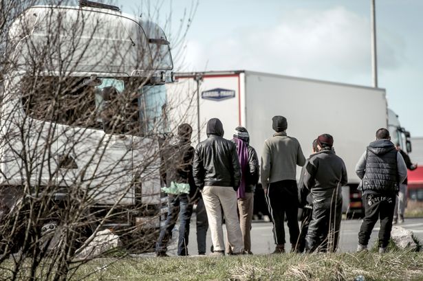 Români arestați fiindcă transportau migranți – între care și copii – într-un camion frigorific