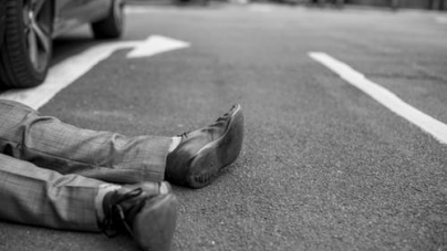 Era beat, s-a dezechilibrat și a fost lovit de mașină