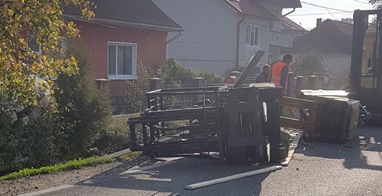 Stivuitor căzut din TIR pe drumul din Satulung
